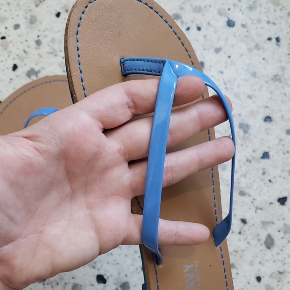 Old navy flip flops (kids) - Picture 2 of 2